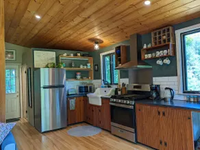 Peaceful forest cottage getaway - Image 4