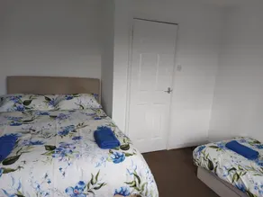 Super 2 bed, for 6, free parking - Image 5