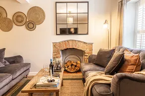 Luxury Cotswolds Townhouse with Scandinavian Soul - Image 4