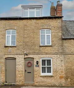 Luxury Cotswolds Townhouse with Scandinavian Soul - Image 3