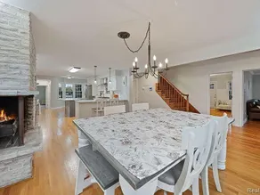 Gorgeous Spacious Modern Farmhouse Lots Of Extras - Image 3