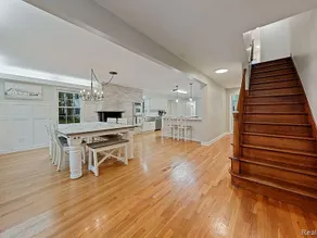 Gorgeous Spacious Modern Farmhouse Lots Of Extras - Image 4