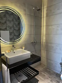 2 Bed Serviced Apartment with Free Parking - Image 4