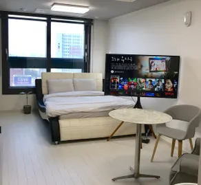 Gloosam_4 ”Jungangno Station 1 minute/13:00 late check-out/Netflix viewing like a movie theater/Amenities provided - Image 2