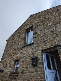 Cosy 2-Bedroom Cottage With Breathtaking Views - Image 3