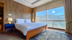Luxury 2-Bed Apartment with majestic valley view - Image 2