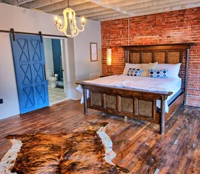 The Travelers Suite/Feathered Nest Downtown - Image 5