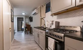 Cozy Home: Parking, Kitchen, Historic Downtown - Image 5