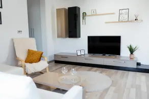 Luxury Apartment with Private Parking - Image 2