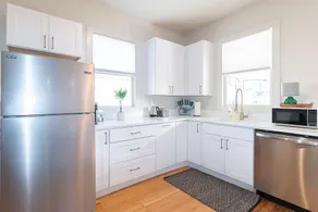 * 5 min walk to Downtown/Victorian House* - Image 3