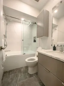 Private Modern Suite - Central Location - Image 2