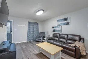 Cheerful 3 bedroom home, updated, fenced yard - Image 5