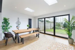 Free Parking Stylish & modern 4-bedroom home with sea views - Image 3