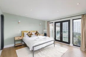 Free Parking Stylish & modern 4-bedroom home with sea views - Image 5