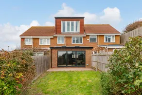 Free Parking Stylish & modern 4-bedroom home with sea views - Image 2