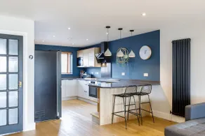 Free Parking Stylish & modern 4-bedroom home with sea views - Image 4