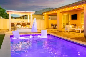 Indio Spacious Entertaining Hideaway Pool Hot Tub - Image 2