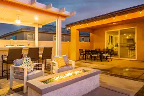 Indio Spacious Entertaining Hideaway Pool Hot Tub - Image 4