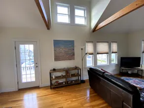 Sunny, new, spacious 2-BR condo, with parking - Image 2
