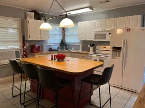 Cozy 1 Bedroom Lakefront House - Image 3
