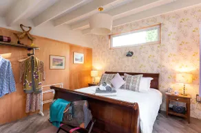 Cosy cabin for 2 with electric charging point - Image 4