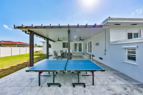 Hollywood Oasis Spacious Home with Large Backyard - Image 5