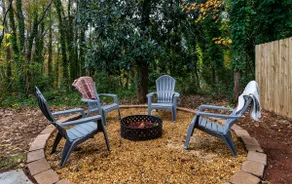 walk to square! Cozy 2 BR bungalow, moody design - Image 5