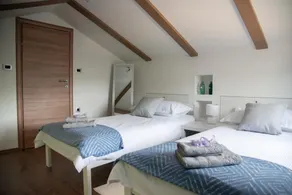 Holiday House Tosh - Image 5