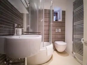 Holiday House Tosh - Image 3