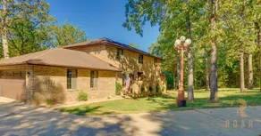 Spacious 3-Story Retro Retreat Near Lake Norfork - Image 2