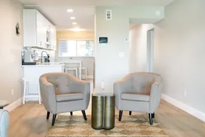 Waterfront Gorgeously Updated Apartment 2 Bed - Image 2