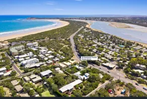 Retro 70s Beach House - Image 2