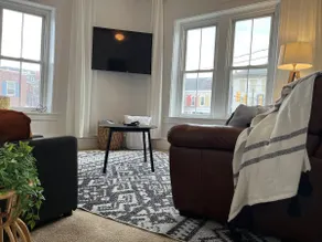 Charming Boho Apartment! Centrally located. - Image 3