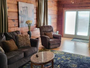 Park Place-Quaint home nestled between parks and lakes - Image 3