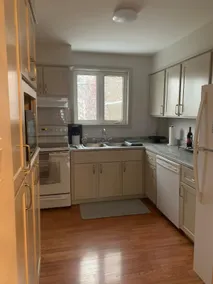 Centrally located 3 bedroom townhouse - Image 3