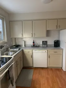 Centrally located 3 bedroom townhouse - Image 2
