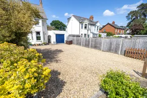 Beautiful 3 bed home with large driveway parking - Image 4