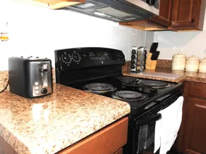 Cute & Cozy Cottage near Downtown APSU!  - Image 4