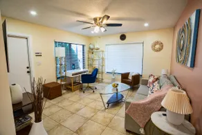 Central, close to universities 1bdrm w/ king bed - Image 5