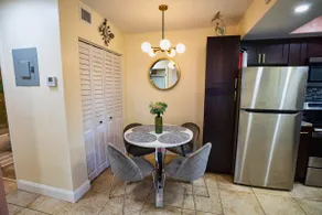 Central, close to universities 1bdrm w/ king bed - Image 4