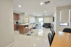 Gorgeous Family House near Shops - Image 4