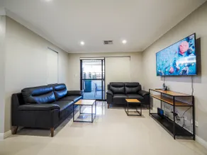 Gorgeous Family House near Shops - Image 2