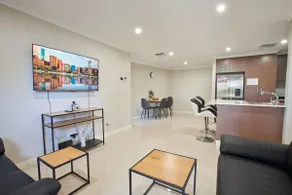 Gorgeous Family House near Shops - Image 5