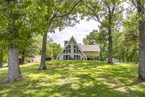 Stunning 180° Lake Views, Kerr Lake Retreat - Image 2