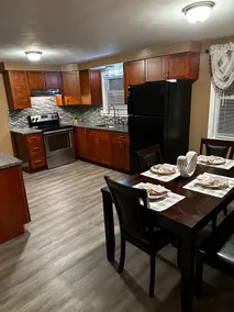 Modern Newly renovated 3 bedrooms entire unit - Image 2