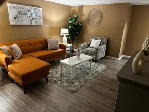Modern Newly renovated 3 bedrooms entire unit - Image 4