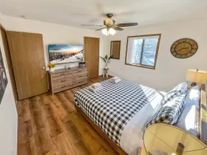 Cozy Fun Chalet: Game rm-Gym-Firepit-EV Charger-Pet Friendly, Cmty Beach & Pool! - Image 3