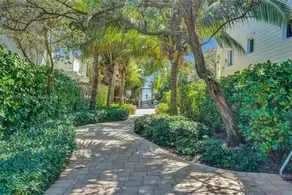 Lovely 2+bedroom Beach Condo, free parking & WI-FI - Image 5