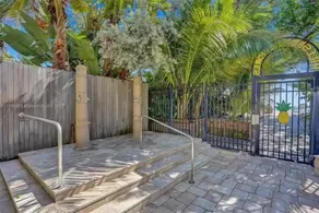 Lovely 2+bedroom Beach Condo, free parking & WI-FI - Image 4