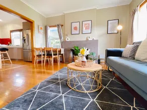 Stunning Hobart 3-bed home- close to shopping centers - Image 3